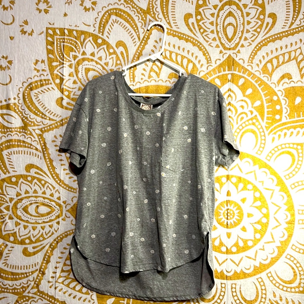 A grey t-shirt with daisy’s